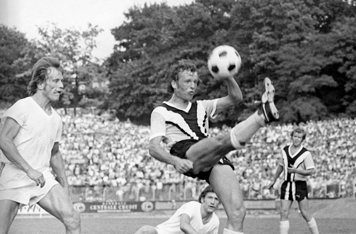 Franz Dürrschmidt (am Ball) mit dem FC Bayern Hof gegen den 1.FC Saarbrücken – mit Felix Magath. Foto: Imago