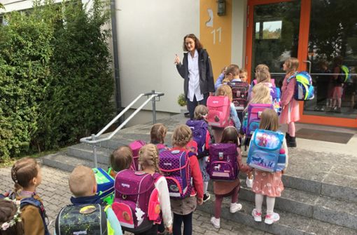 Klassenlehrerin Sabine Stengel führt ihre kleinen Schützlinge in Regnitzlosau ins Schulhaus. Foto: Faerber