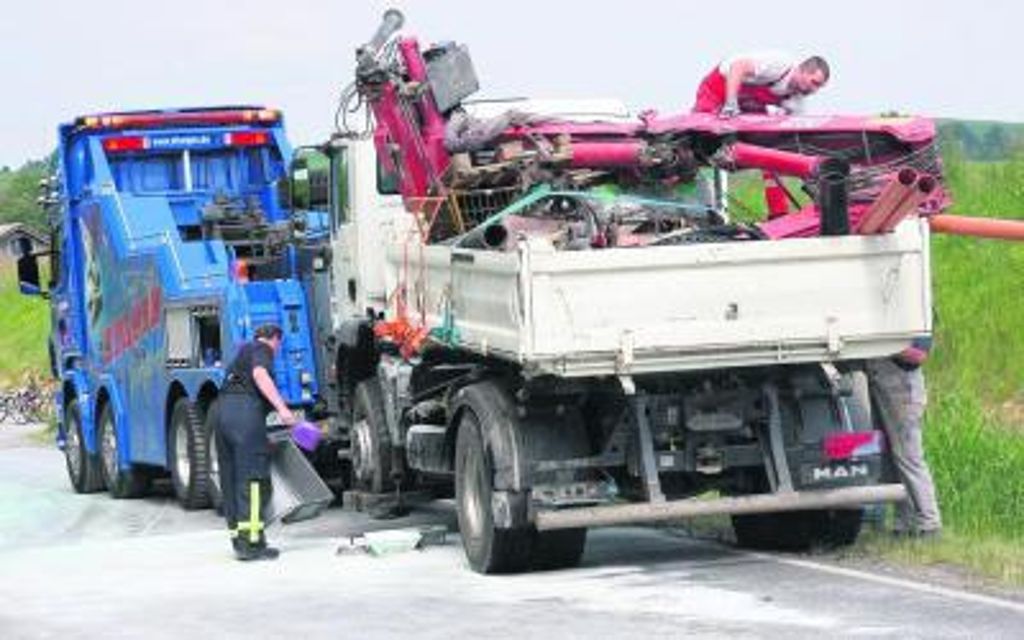 Ein Spezialfahrzeug musste den Unfall-Lkw samt des abgerissenen Kranes abschleppen.