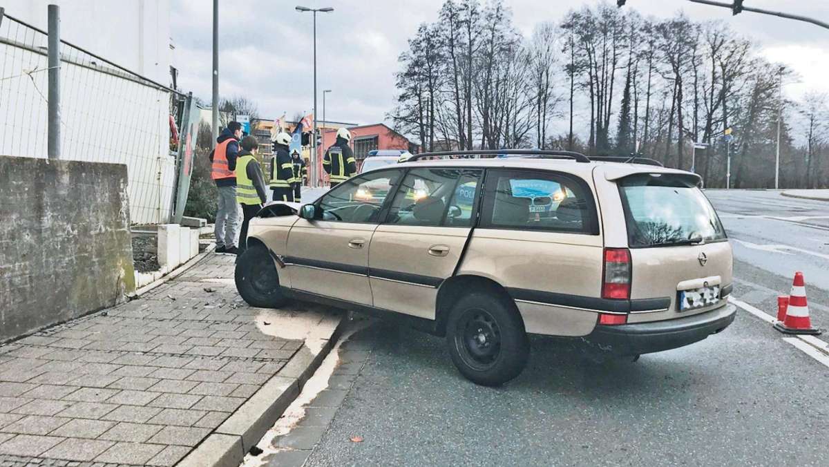 Kulmbach: Auto schlägt in Mauer ein
