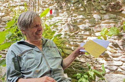 German Schlaug kann heute über den gelben Brief des Landratsamtes lächeln. Foto: Matthias Bäumler
