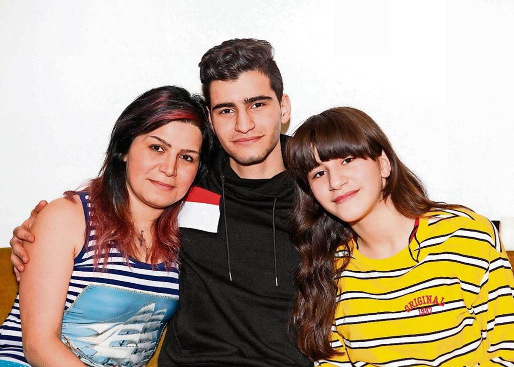 Mutter Azadeh mit ihren Kindern Hossein und Parnian blicken in eine ungewisse Zukunft. Die Familie aus dem Iran ist zum Christentum gewechselt. Sollten sie abgeschoben werden, droht ihnen der Tod. Foto: Gabriele Fölsche Quelle: Unbekannt