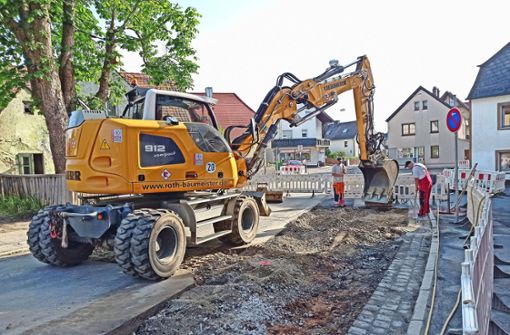Die Stadt Waldershof muss zahlreiche Infrastrukturprojekte – wie hier die Wasserleitungssanierung im Markt –  stemmen. Dabei ist man auf möglichst hohe Fördermittel angewiesen. Foto: /Oswald Zintl
