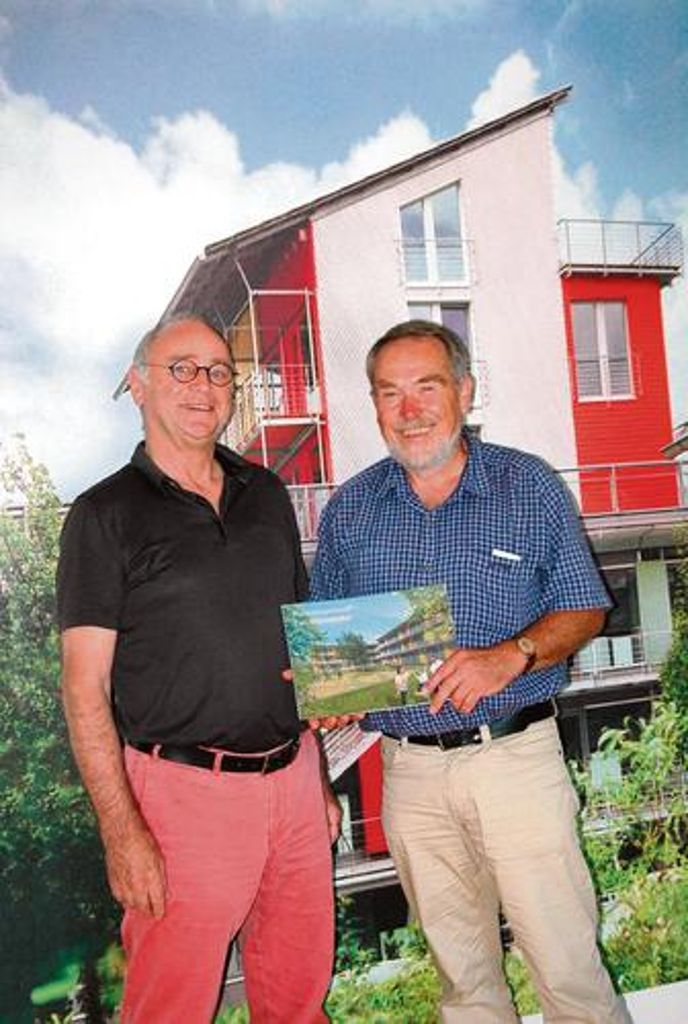 Solarpionier Rolf Disch (links) mit Udo Benker-Wienands, Vorsitzender der Ökologischen Bildungsstätte Hohenberg. Quelle: Unbekannt