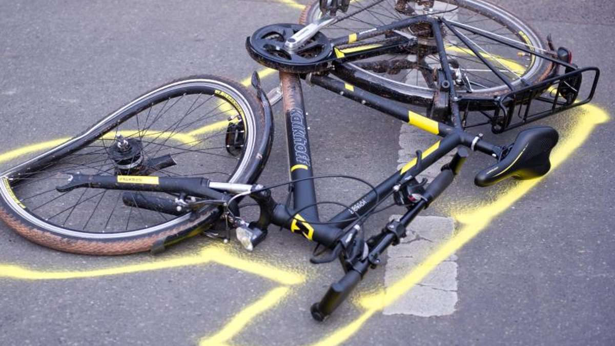 Hof: Gegen Fußgänger: Radfahrer ohne Helm schwer verletzt