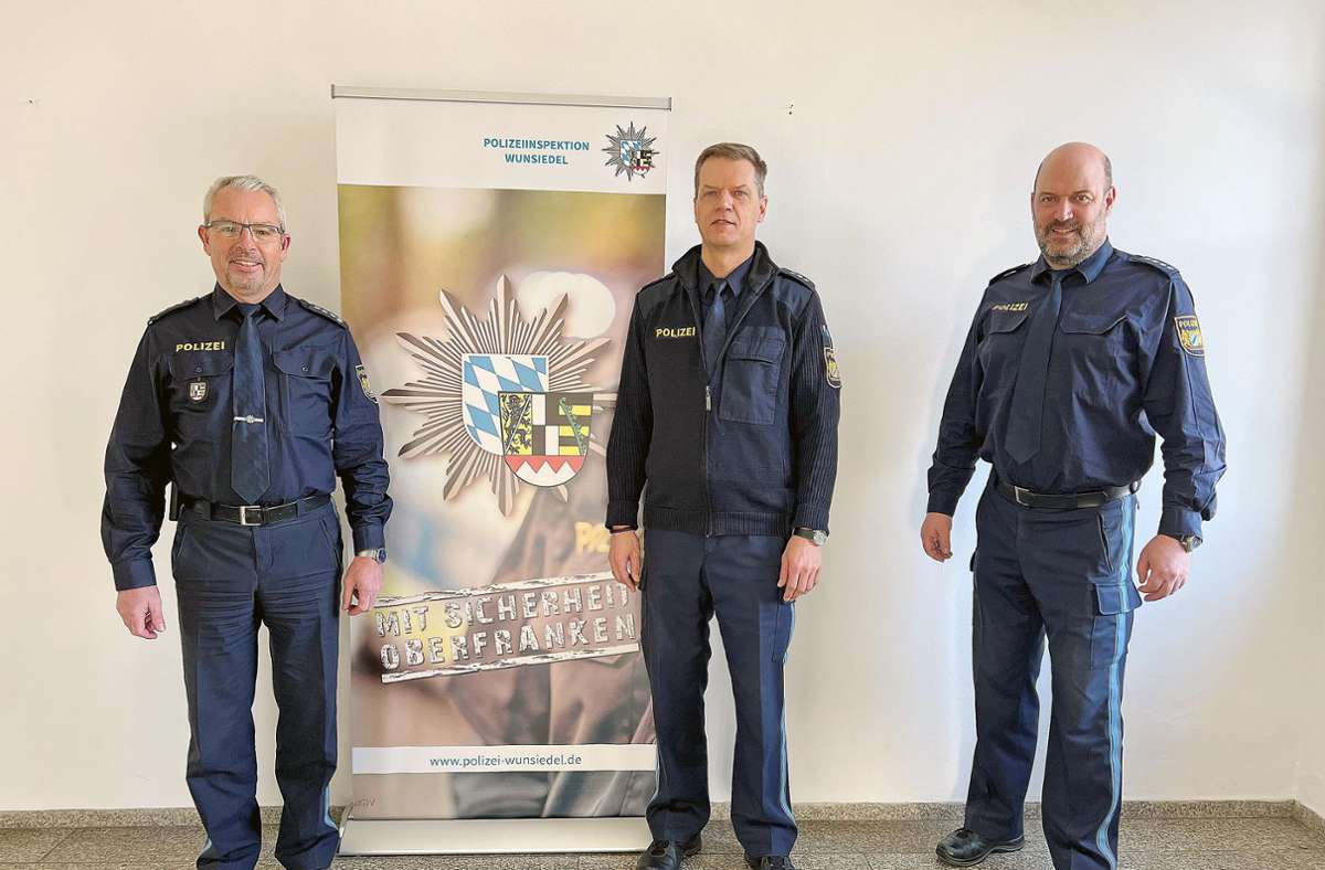 Hießen den neuen Kollegen Michael Eckstein (Mitte) willkommen: Dienststellenleiter Hubert Schricker (links) und sein Stellvertreter Wolfgang Schultes. Foto: /pr.