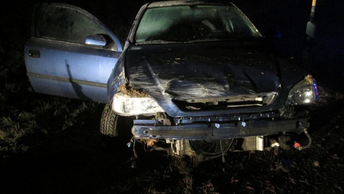 Blitzeis: 19-Jähriger überschlägt sich mit seinem Auto