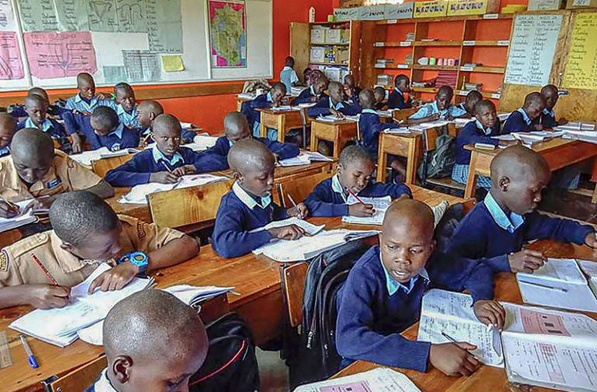 Um dem Analphabetismus in Afrika entgegenzuwirken, lernen alle LLK-Kinder lesen, rechnen und schreiben. Foto:  