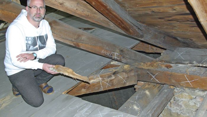 Sanierung in Arzberg: Es knirscht im Dach der Kirche