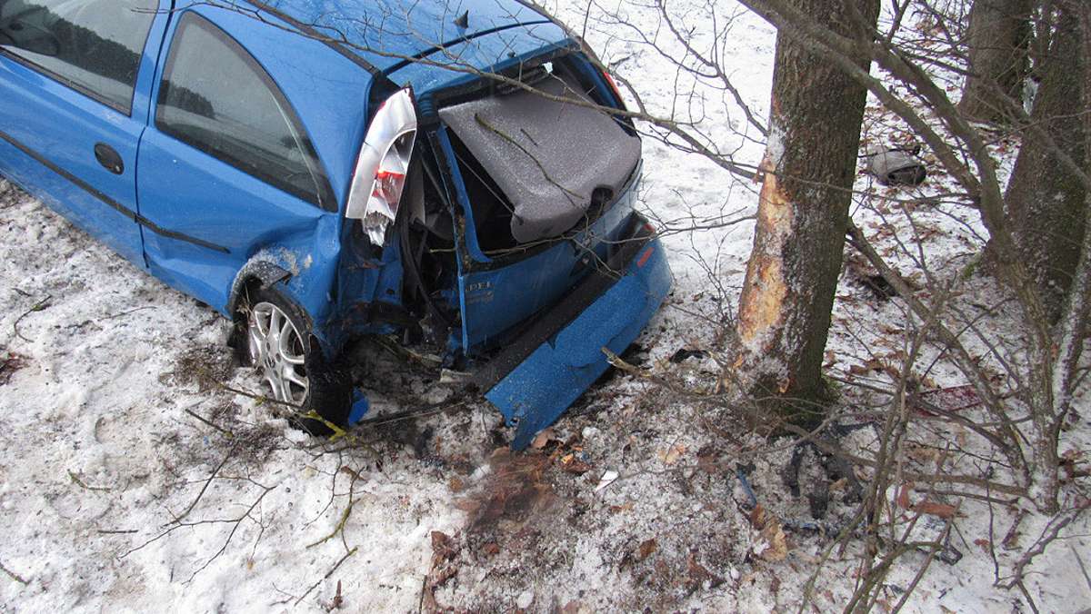 Konradsreuth: Auto schleudert gegen Baum: Fahrer unverletzt