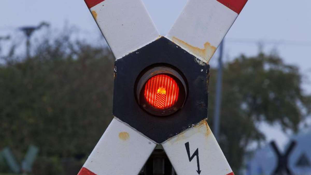 Länderspiegel: Führerloses Auto blockiert Schienen: Bahnstrecke gesperrt