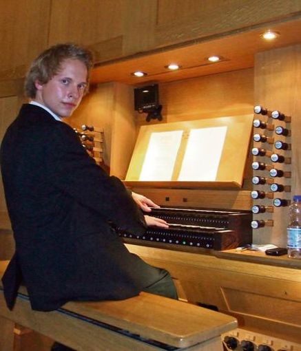 Er schöpfte die ganze Fülle der akustischen Möglichkeiten der Schuke-Orgel in der Nailaer Stadtkirche aus: Organist Kevin Wagner aus Bayreuth. Foto: Singer