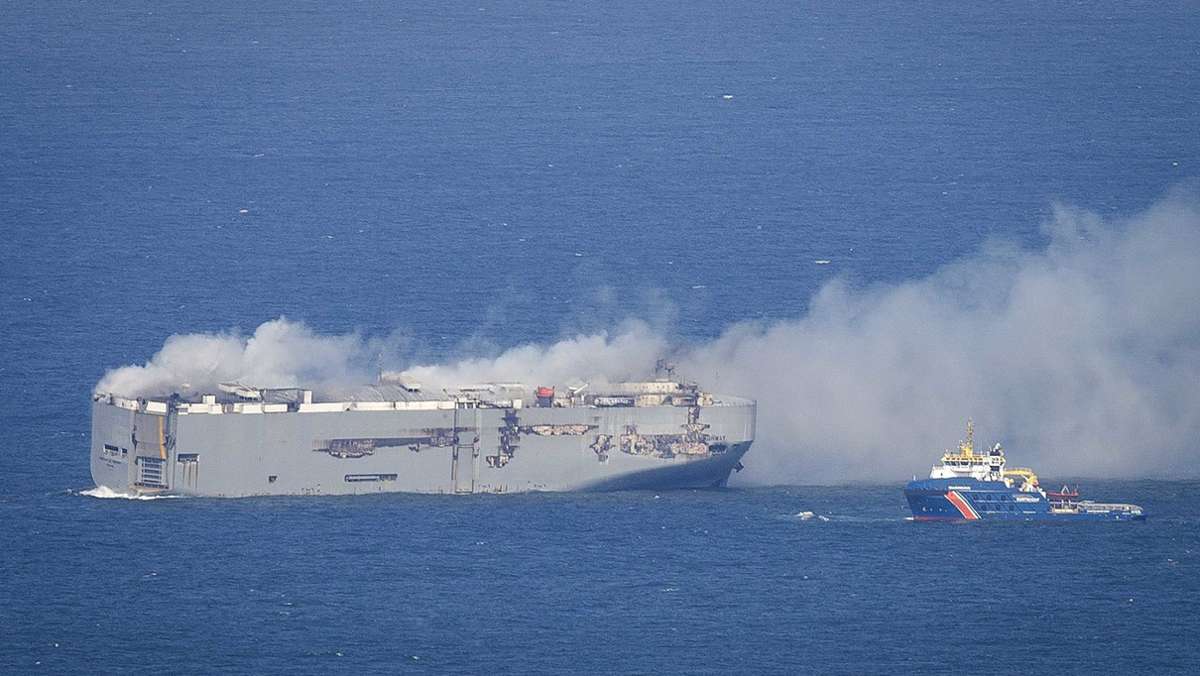 Nach erfolgreicher Abschleppaktion: Wie geht es weiter mit dem brennenden Frachter in der Nordsee?