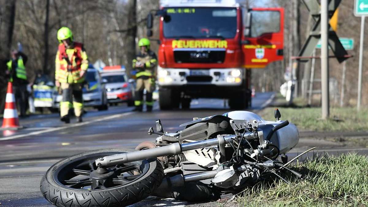 Tödlicher Unfall: Autofahrer missachtet Vorfahrt: Biker stirbt in Klinik