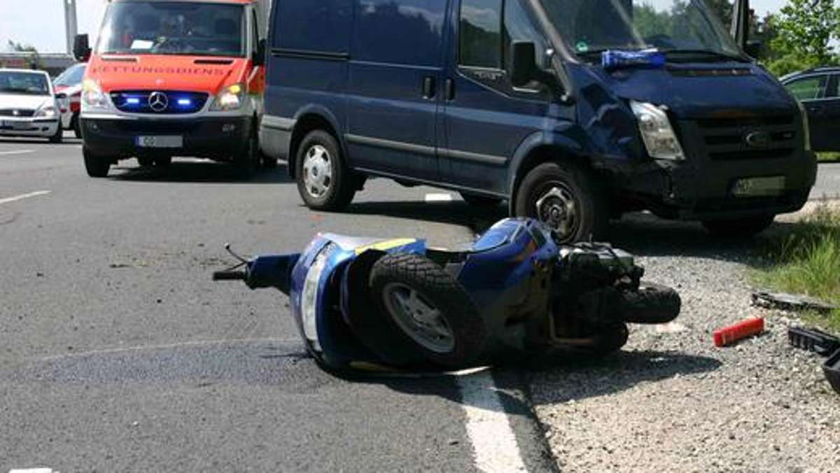 Länderspiegel: Motorroller kracht in Transporter: Zweiradfahrer tot