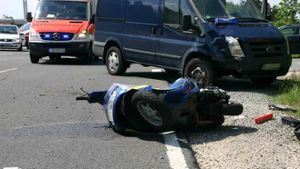 Motorroller kracht in Transporter: Zweiradfahrer tot