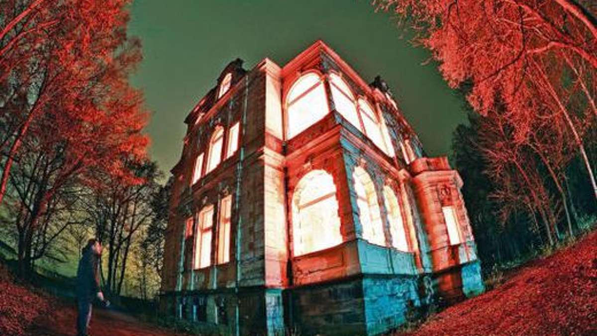 Selb: Villa leuchtet im Wald