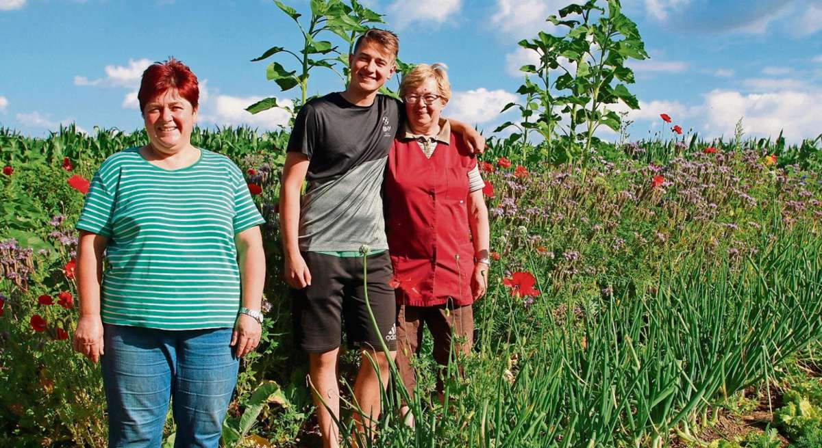 Andrea, Mathias und Christa Höra (von links) betreuen gemeinsam den großen Feldgarten und die Beete rund ums Haus.