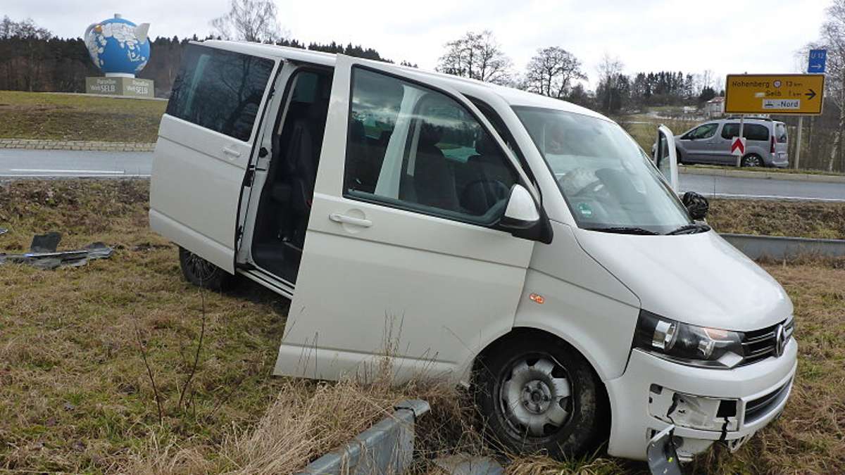 Selb: Mit 2,5 Promille: Schwindelnder Schönwalder setzt VW-Bus in den Graben
