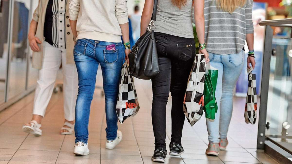 Marktredwitz: Im Einkaufszentrum: Rentner mit Messer soll Besucher bedroht haben