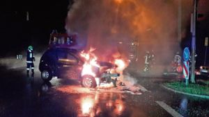 B 303: Auto brennt nach Unfall völlig aus