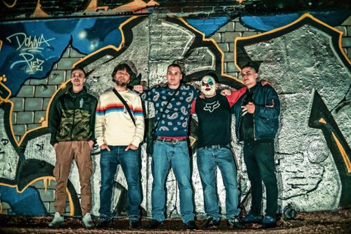 Die Band Schizophrenic n Panic veröffentlicht in der Filzfabrik ihre CD "Steiniger Weg". Die fünf Rapper der Hip-Hop-Gruppe nenne n sich (von links) Koma95, Piiez, Fly MC (Andreas Markstein), Da Downa und Unbekannt. Foto: Tom Bjarne Seidel