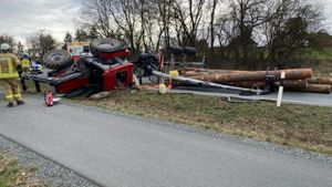 B303 bei Himmelkron: Beladener Traktor umgekippt - Person leicht verletzt