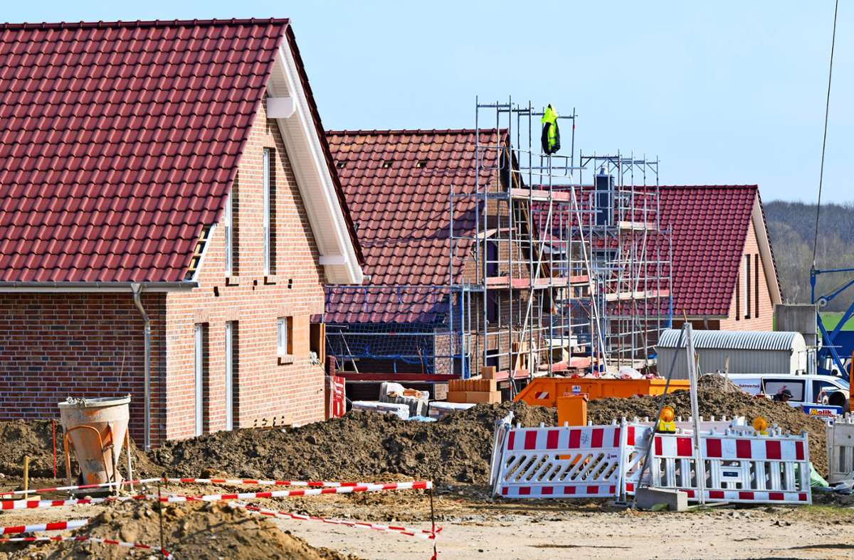 Der Boom beim Bau von Eigenheimen und Wohnungen ist vorbei. Foto: picture alliance/dpa/Julian Stratenschulte