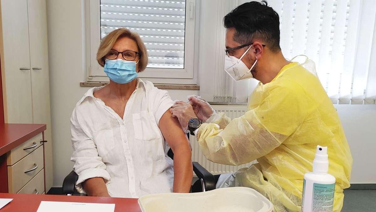 Corona: Hofer Mediziner eröffnet Impfzentrum