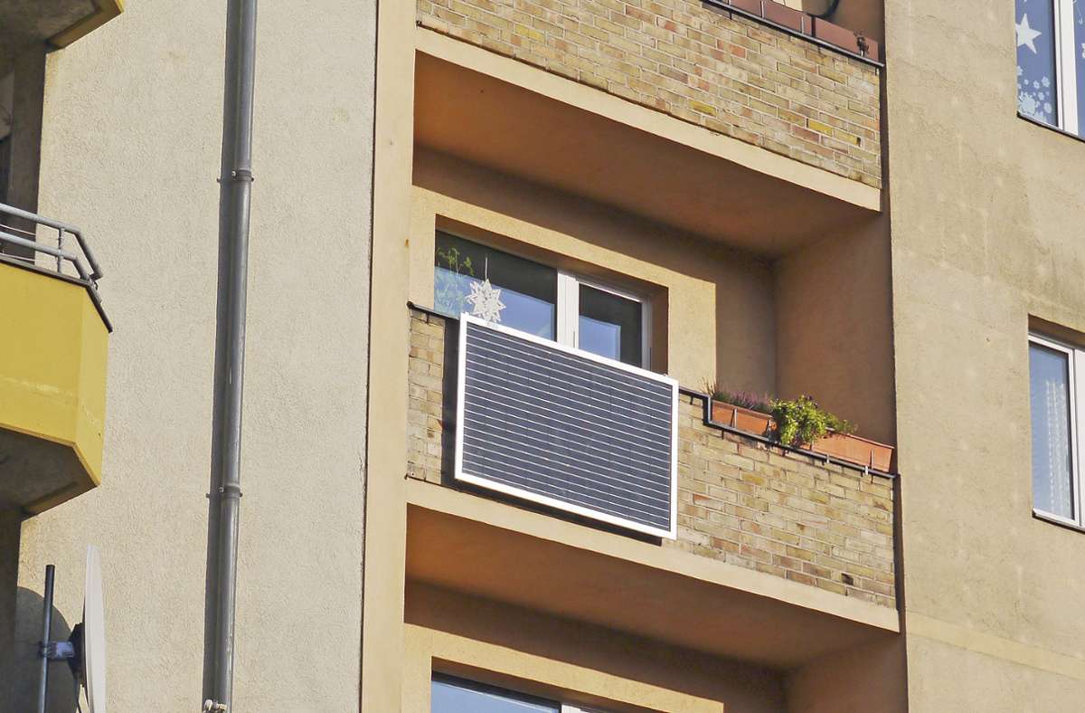 Wegen einer Photovoltaikanlage  auf einem Balkon sind sich Nachbarn in die Haare geraten. Die Kläger finden, sie verunstalte die Fassade. Dem wollte der Richter nicht zustimmen. Foto: picture alliance/indielux