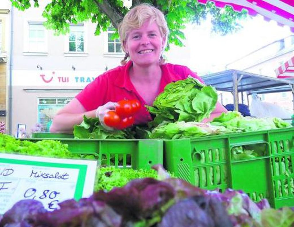 Gemüseverkäuferin Angela Ullrich freut sich, dass die meisten Kunden wieder Vertrauen in die Lebensmittel der Direktvermarkter haben. 	Fotos: Bäumler