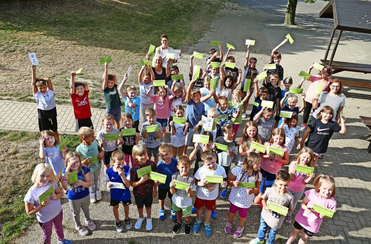 Die Schulkinder der Berger Grundschule erhielten das Sommerferienprogramm von Bürgermeisterin Patricia Rubner. Foto: /Hüttner