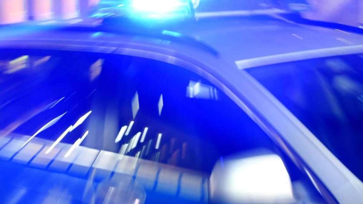Stadtsteinach: Nach Verfolgungsjagd: Teenager kracht mit frisiertem Mofa in Polizei-Auto