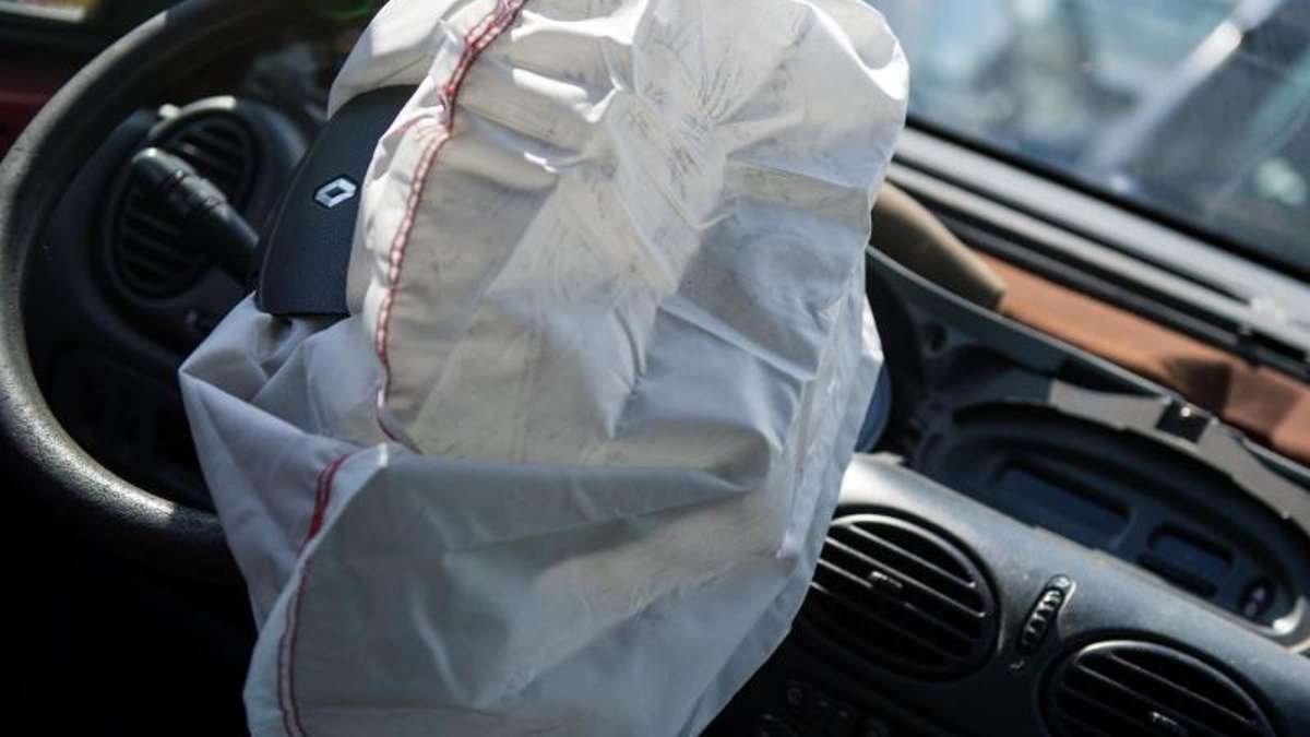 Hof: Autoscheiben eingeschlagen - Diebe scharf auf Airbags