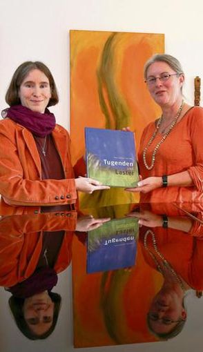 Intensive Beschäftigung mit Leben und Werk Hildegards: Barbara Stühlmeyer (links) und Sabine Böhm mit ihrem neuen Buch über "Tugenden und Laster". Foto: Hermann Kauper
