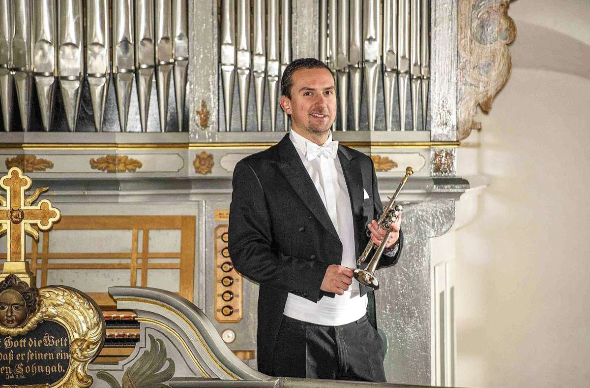 Der Trompeter Peter Weiß in der Pfarrkirche von Veitlahm. Foto: Fuchs