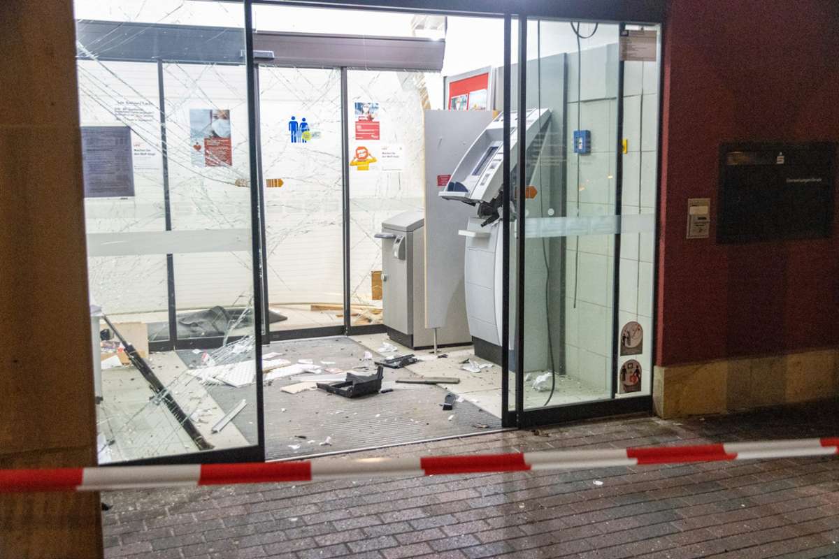 Unbekannte haben in der Nacht zum Dienstag einen Geldautomaten gesprengt.