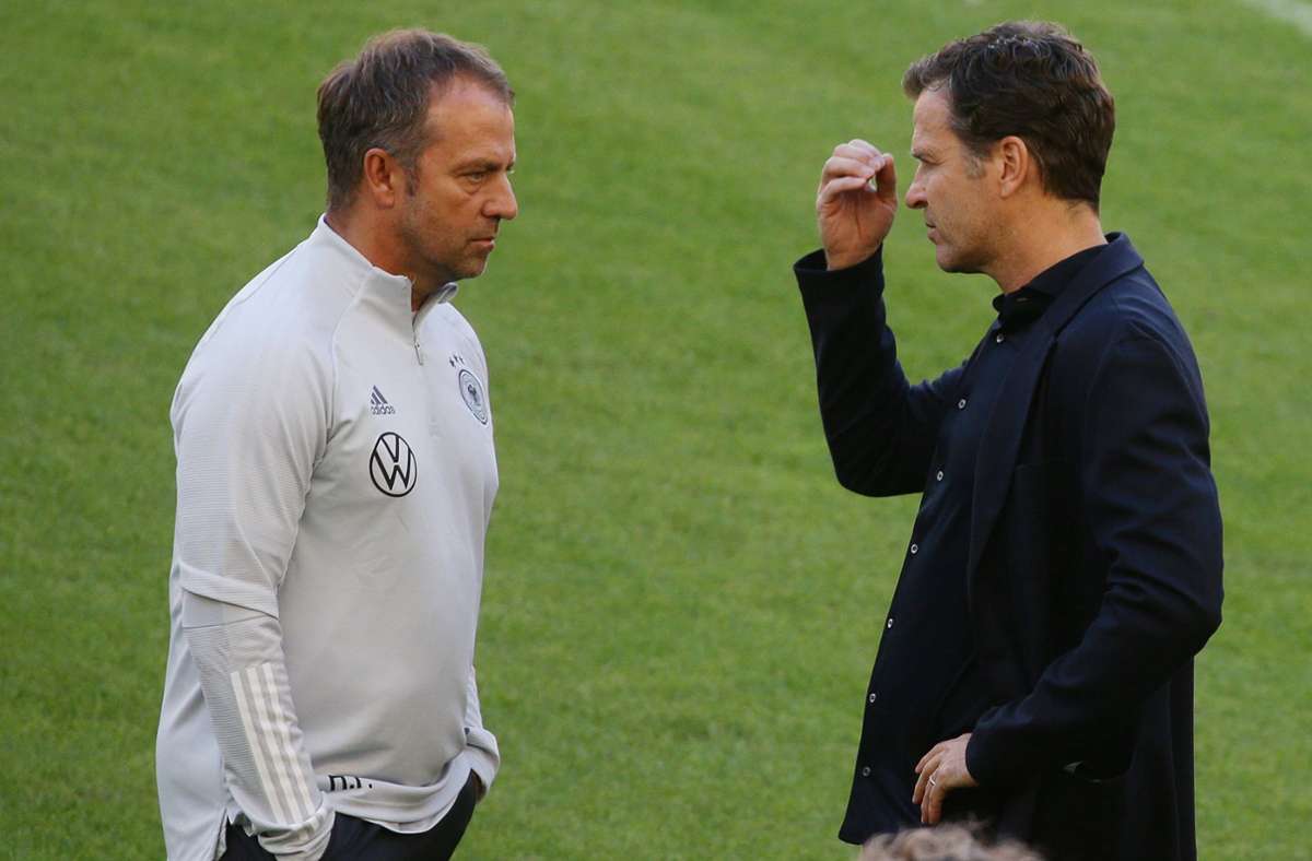 Dürfen Bundestrainer Hansi Flick (li.) und Manager Oliver Bierhoff nach dem WM-Aus weitermachen? Foto: Baumann