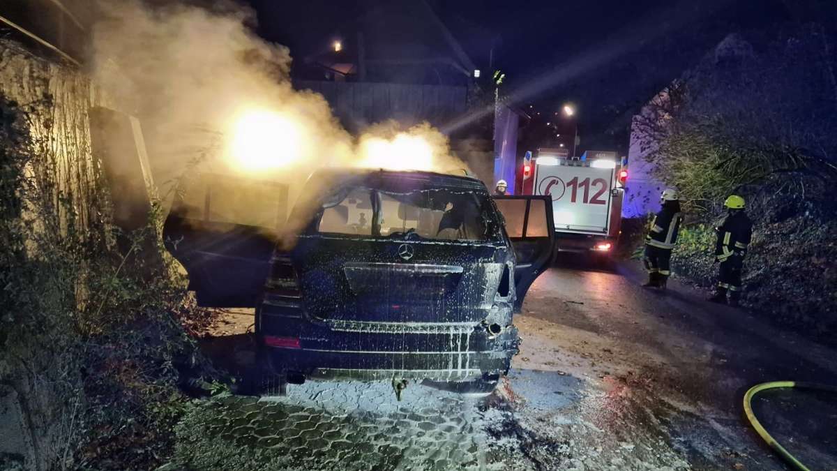 Am Dienstagabend brannte der Kofferraum eines Geländewagens in Kupferberg im Landkreis Kulmbach.  Foto: Feuerwehr