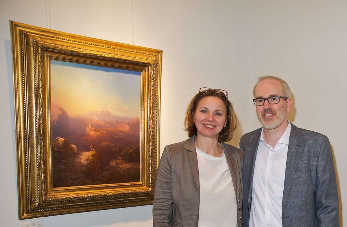 Im Sammlerglück: Das Kulmbacher Ehepaar Zofia und Robert Drahn vor einem Gemälde von Peter Conrad Schreiber.