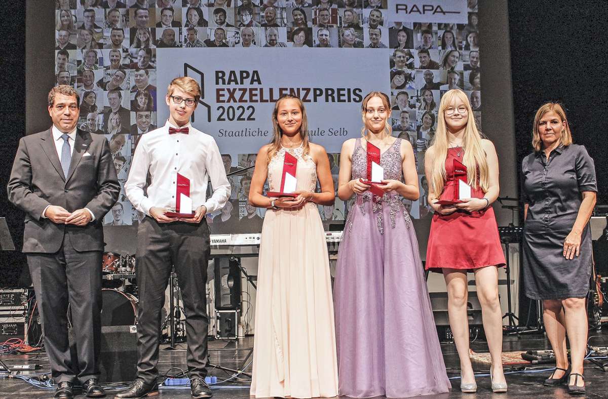 Roman Pausch, die Preisträger des Rapa-Exzellenzpreises und die stellvertretende Schulleiterin Carolin Zapp bei der Verleihung.