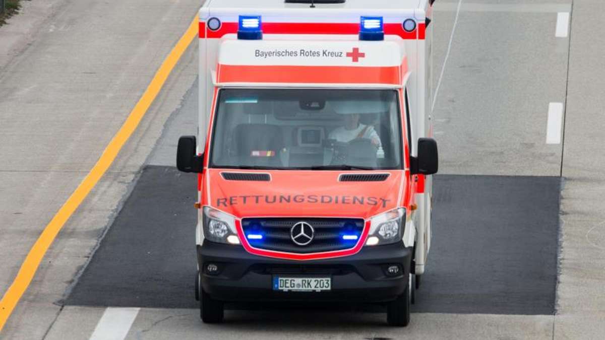Kirchenlamitz: Schwer verletzt: Kirchenlamitzerin kracht mit Auto in Lkw