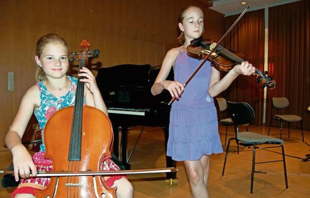 Spielten Vivaldi und präsentierten sich dabei mit sehr gutem Zusammenspiel: die Schwestern Amalie (links) und Luise Stanek. 	Fotos. C. W.