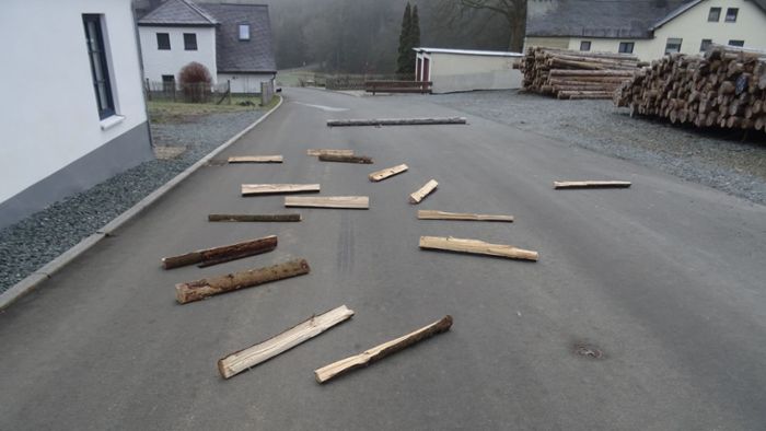 Unbekannter verteilt Holz auf Straße