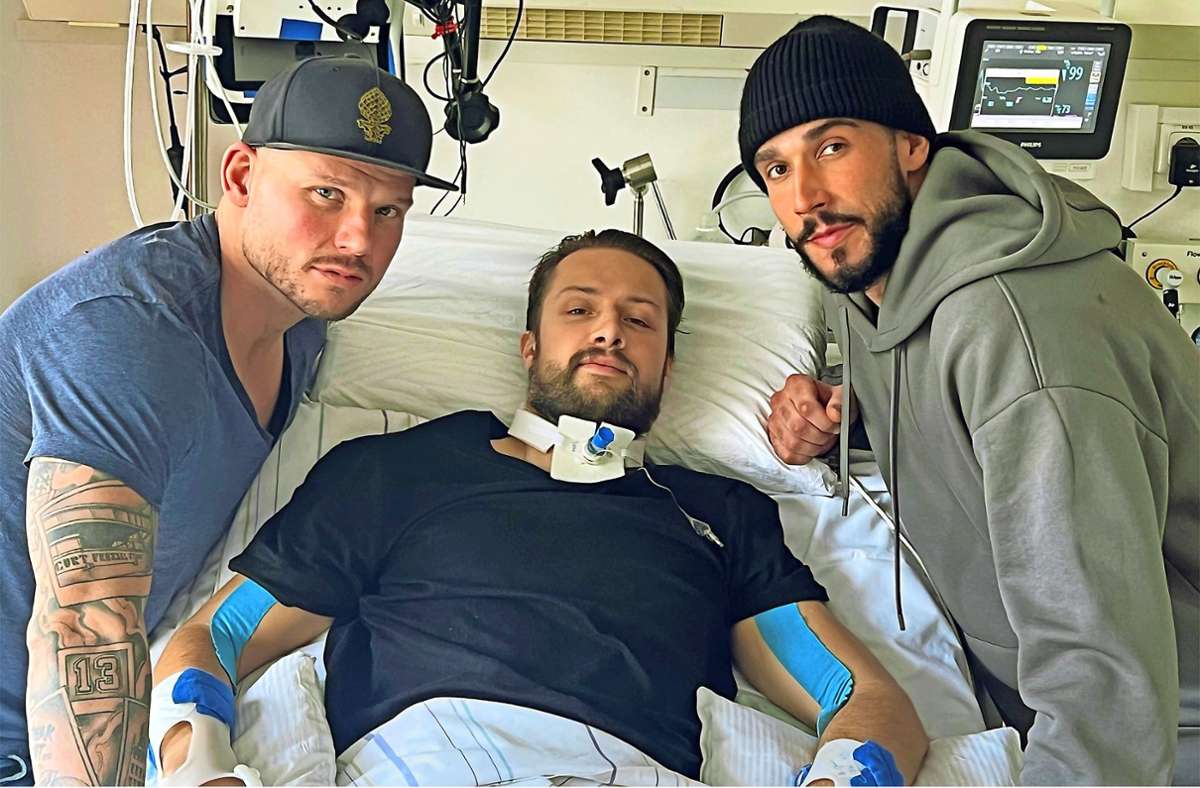 Freunde zu Besuch: die Rosenheimer Eishockeyspieler Steffen Tölzer (links) und Michael Knaub bei Mike Glemser im Krankenhaus Foto: red
