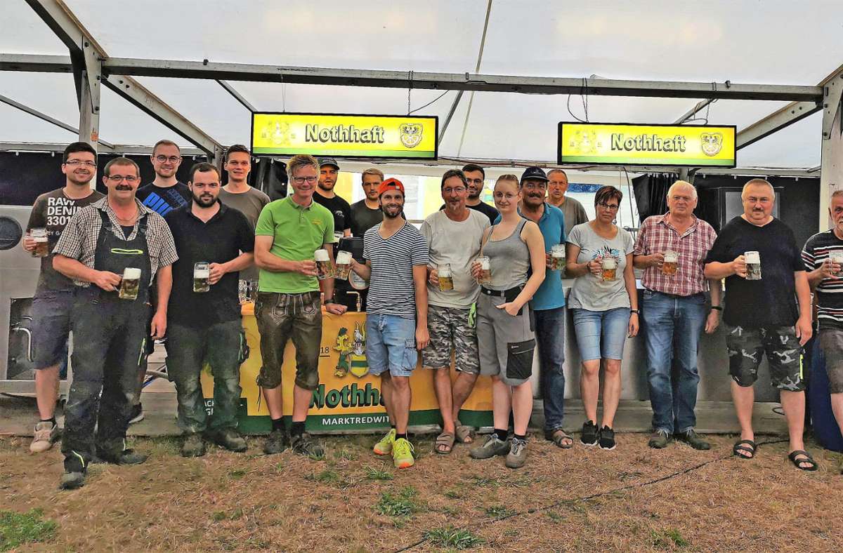Das Kirwa-Bier  schmeckt. Davon hat Braumeister Andreas Nothaft (mit dem grünen T-shirt)  die Mitglieder der Marktleuthener JU und CSU überzeugt. Foto: Anja Lohneisen