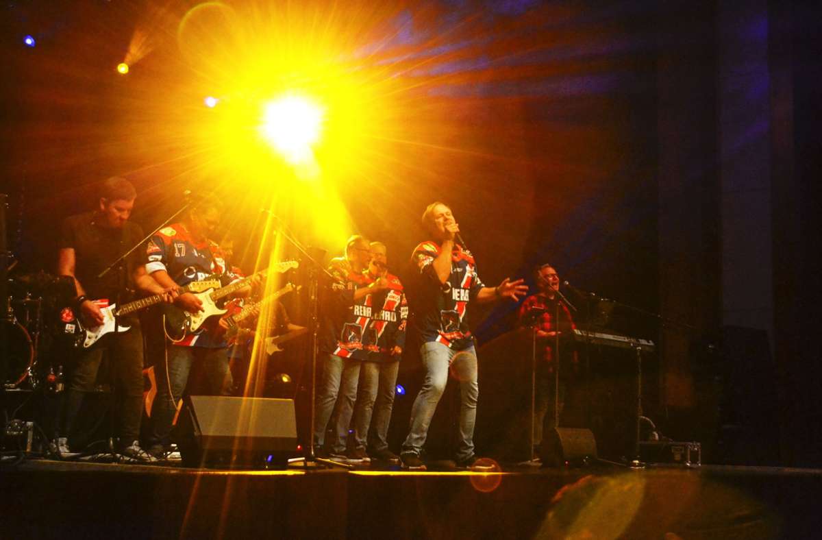 Gemeinsam auf der Bühne bei der  VER-Hymne „Wir sind alle Selber Wölfe“: die Bands  Radspitz und SelbControl. Foto: Silke Meier