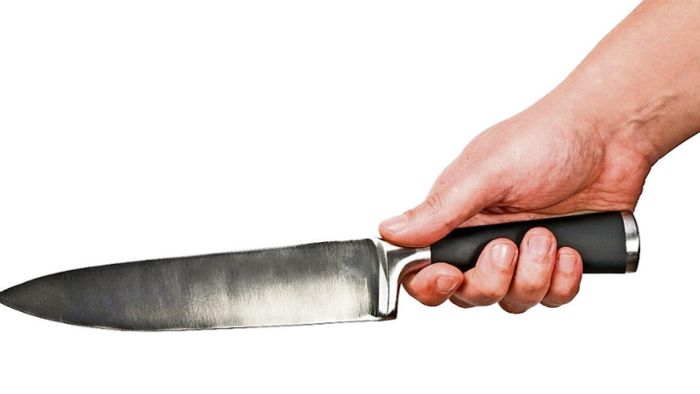 Mann mit Messer überfällt Passantin