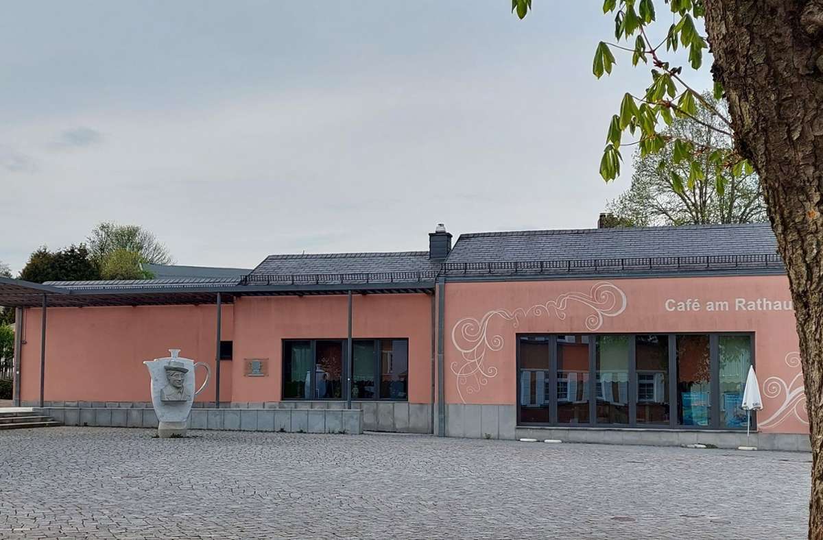 Einen neuen Anstrich bekommt die Fassade des Rathaus-Cafés in der Schönwalder Stadtmitte. Foto: /Kerstin Starke