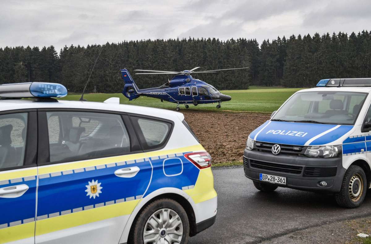 Polizei im Einsatz: Mit Hubschraubern, Streifenwagen und Tauchern
